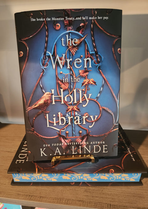 The Wren In The Holly Library by K.A. Linde Sprayed Edge Hardback